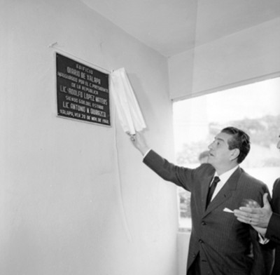 Adolfo López Mateos develando placa inaugural del edificio diario de Jalapa, durante su gira de trabajo por Veracruz