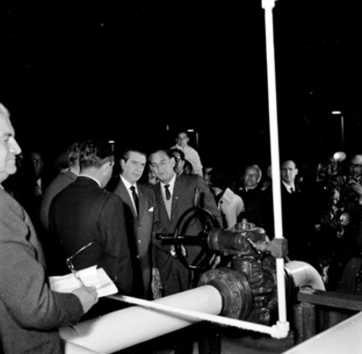 Adolfo López Mateos conversando con funcionarios públicos en la inauguración del gaseoducto de Pemex