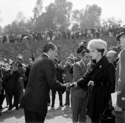 Adolfo López Mateos saluda a la esposa de Manuel Prado Ugarteche, durante la inauguración de la exposición Peruana en Cd. Universitaria