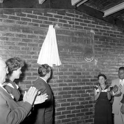 Adolfo López Mateos develando la placa conmemorativa de una escuela en Aguascalientes