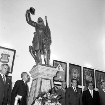 Adolfo López Mateos y otros funcionarios en un monumento en honor de Miguel Hidalgo