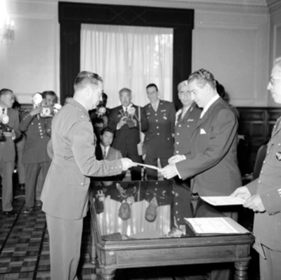 Adolfo López Mateos haciendo entrega de premio a militar en una ceremonia