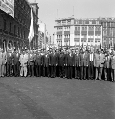 Adolfo López Mateos y comitiva en la ceremonia del 1° de mayo en el zócalo de la cd. de México