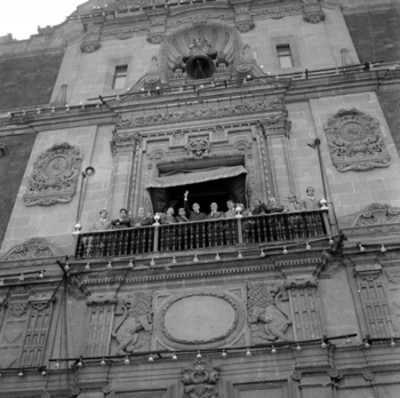 Adolfo López Mateos y funcionarios en un palco de palacio nacional presenciando el desfile del 1° de mayo