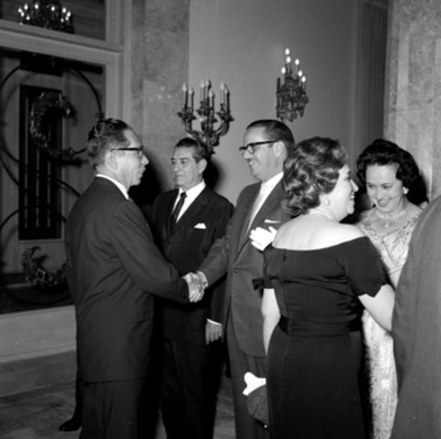 Osvaldo Dorticós Torrado saludando a Gustavo Díaz Ordaz acompañado de López Mateos y esposas, durante su visita a México