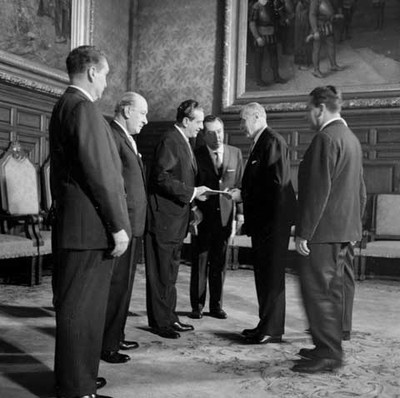 Adolfo López Mateos con miembros de su comitiva recibe cartas credencial de un embajador en palacio nacional