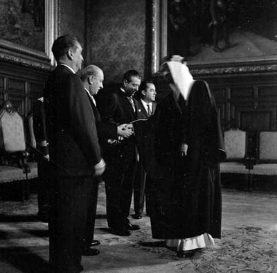Adolfo López Mateos y miembros de su gabinete reciben a Abbas Shafei embajador de Arabia en palacio nacional