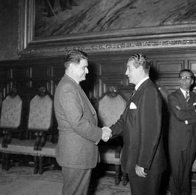 Adolfo López Mateos conversando con un funcionario público, durante la celebración de la mexicanización de la Industría Eléctrica
