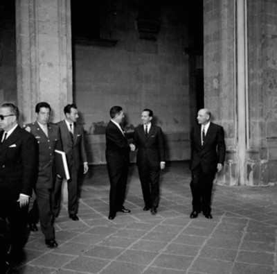 Adolfo López Mateos saludando a Miguel Alemán Valdés, en el Patio de Palacio Nacional