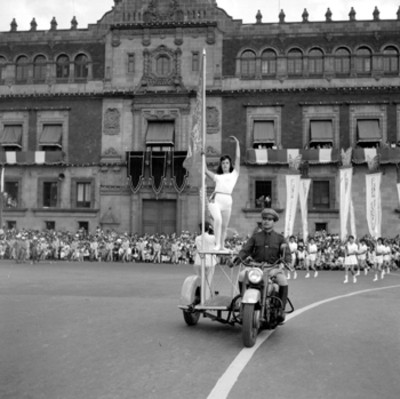 Motociclista con una mujer en el desfile del 20 de Nov. en el zócalo del D.F.
