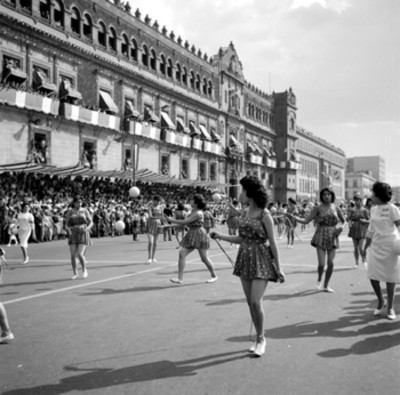 Mujeres realizando una tabla gimnastica en el desfile del 20 de Nov. en el zócalo del D.F.