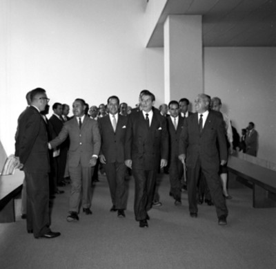 Adolfo López Mateos acompañado por empresarios y funcionarios de D.M. Nacional, recorriendo las instalaciones del edificio de exposiciones y ventas