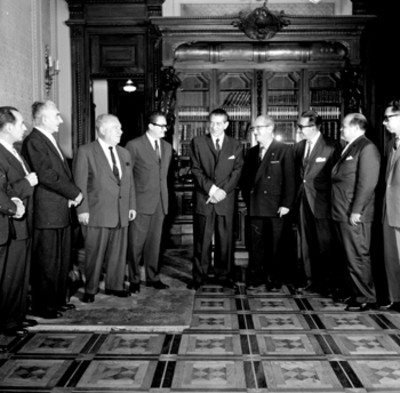 Adolfo López Mateos en una reunión con miembros del Sindicato Nacional de Rectores, en Palacio Nacional