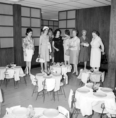 Eva Sámano y esposas de delegados del Congreso de Comercio Internacional visitando el comedor de una guardería