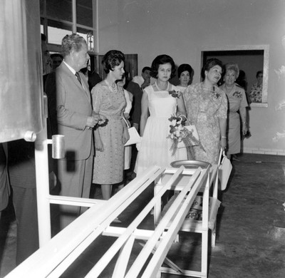 Eva Sámano de López Mateos acariciando a un niño, durante la inauguración de la planta de desayunos
