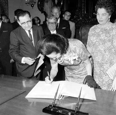 Eva Sámano de López Mateos firmando el libro de visitas, durante la entrega de un donativo para el IMPI, en la Cd. de Monterrey