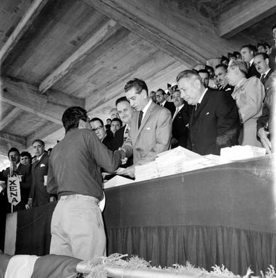 Adolfo López Mateos con Manuel Gónzalez de Cosio entrega títulos de propiedad a campesinos