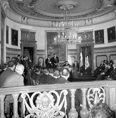 John F. Kennedy, funcionarios públicos y diplomáticos durante una sesión en el salón Cabildos del Departamento del Distrito Federal