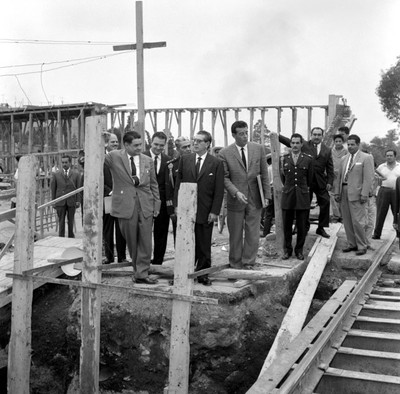 Adolfo López Mateos, Ernesto Uruchurtu y demás funcionarios visitando las obras del Anillo Periférico, en la Cd. de México