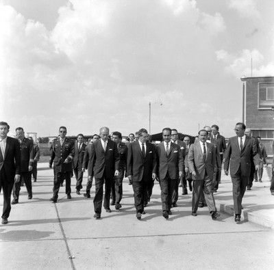 Adolfo López Mateos, Gustavo Baz y funcionarios públicos recorriendo calles del Edo. de México
