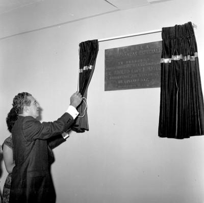 Adolfo López Mateos develando una placa de la Escuela de Enseñanzas Especiales