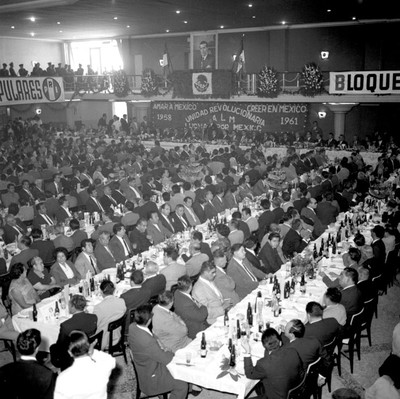 Miembros de la Unidad Revolucionaria durante el banquete que le ofrecieron a López Mateos, en el Maxim's, toma en picada