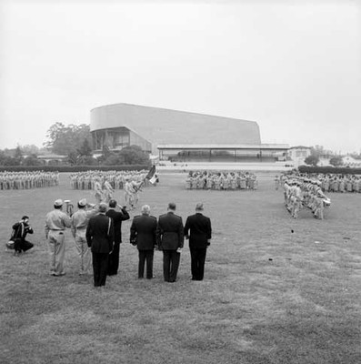 Adolfo López Mateos, Agustín Olachea Aviléz y Manuel Zermeño Araico durante la ceremonia de reposición de bandera del Sindicato de trabajadores de la Industria Militar