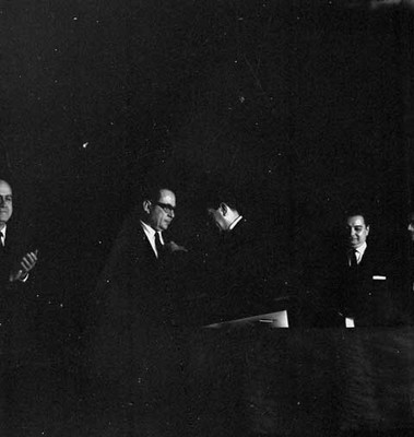 Adolfo López Mateos colocando instintivo al individuo