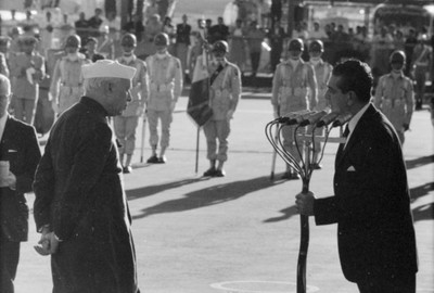 Adolfo López Mateos en uso de la palabra durante la llegada de Jawaharlal Nohru en el aeropuerto