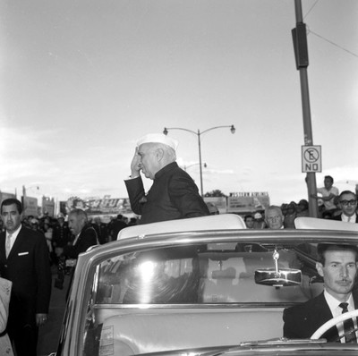 Jawaharlal Nehru saludando a la gente desde un automóvil descubierto, durante su visita a México