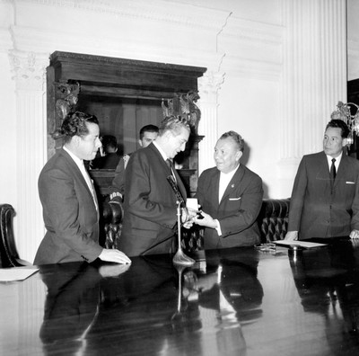 Adolfo López Mateos recibiendo un reconocimiento, durante su gira por Chihuahua