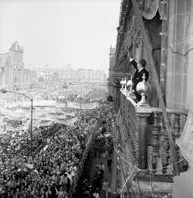 Adolfo López Mateos desde el balcón presidencial saludando al mitin organizado por las FUerzas Vivas del País