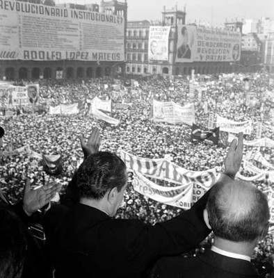 Adolfo López Mateos desde el balcón presidencial agradeciendo el apoyo que le brindan en un mitin, por su tercer año de Gobierno
