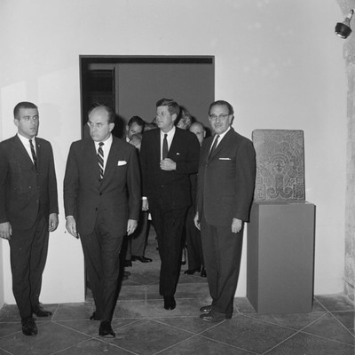 John F. Kennedy y comitiva en la exposición del Museo de Historia
