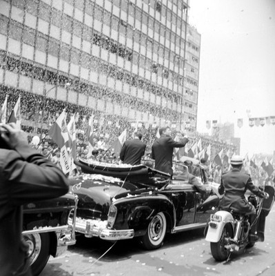Adolfo López Mateos y John F. Kennedy en el automóvil presidencial reciben ovaciones de la gente durante su recorrido por las calles de México