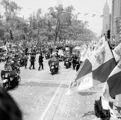 Adolfo López Mateos y John F. Kennedy en el automóvil presidencial durante su recorrido por las calles de la cd. de México