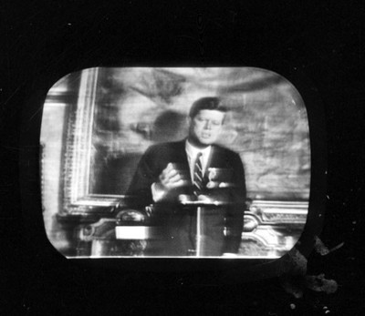 John F. Kennedy pronunciando un discurso durante la ceremonia de entrega de llaves de la ciudad de palacio municipal, fotografía a pantalla de televisión