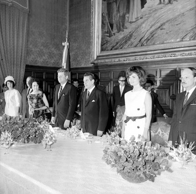 Adolfo López Mateos, John F. Kennedy y sus esposas de pie durante un banquete en palacio nacional