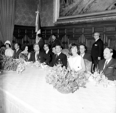 Adolfo López Mateos, John F. Kennedy y sus esposas durante un banquete en palacio nacional