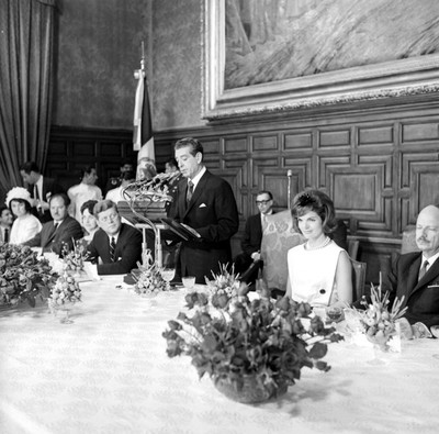 Adolfo López Mateos pronunciando discurso durante banquete en honor a John F. Kennedy en palacio nacional