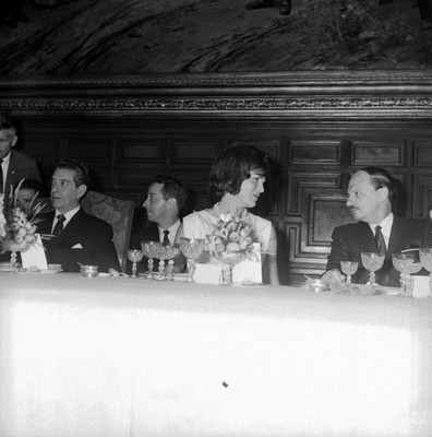 Jackeline Bouvier de Kennedy conversando con Antonio Ortiz Mena durante un banquete en Palacio Nacional