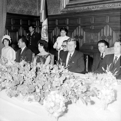 Adolfo López Mateos, John F. Kennedy, Eva Sámano y funcionarios durante un banquete en Palacio Nacional