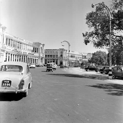 Gente y automóviles transitando en las avenidas de Nueva Delhi