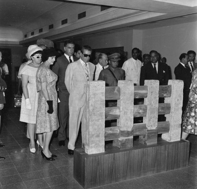 Adolfo López Mateos y esposa acompañados por miembros de su comitiva observan esculturas hindues en el Museo Nacional de Nueva Delhi