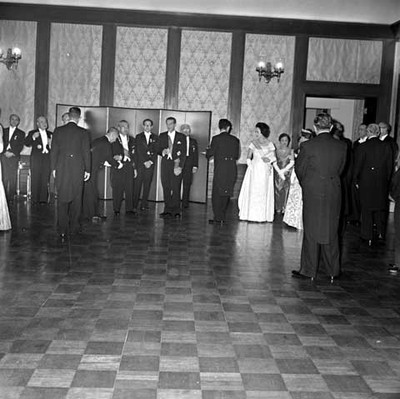 Adolfo López Mateos, Hirohito, sus esposas y funcionarios brindando durante un banquete en Palacio Imperial en Japón