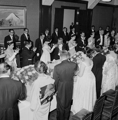 Adolfo López Mateos y su esposa brindando con la familia real y funcionarios durante un banquete en el Palacio Imperial de Japón