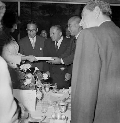 Eva Sámano de López Mateos entrega un regalo a un funcionario Japones, durante un banquete