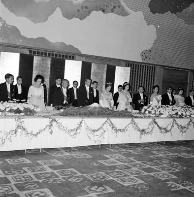 Adolfo López Mateos y comitiva, durante el banquete ofrecido al emperador Hirohito