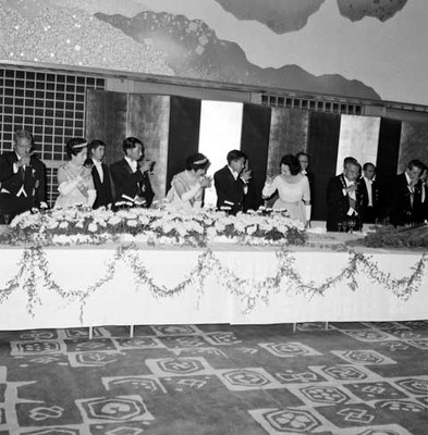 Eva Sámano de López Mateos brindando con funcionarios Japoneses, durante el banquete ofrecido a Hirohito