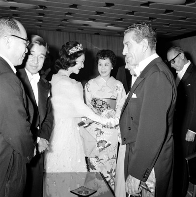 Eva Sámano de López Mateos saludando a Michiko, durante el banquete ofrecido a Hirohito por López Mateos